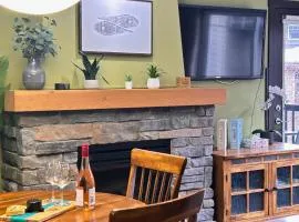 SCENIC 1 Bedroom plus Den, PET FRIENDLY managed by Little Sister Getaways