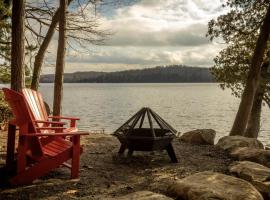 Waterfront, Four Season Cottage in the Woods, WiFi, hotel di Dwight