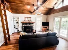 The Nest Serene Sanctuary w Hot Tub Fireplace Grill Hammock Outdoor Fire Feature Fully Fenced Yard AC Pets Ok