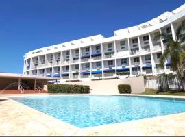 Spacious and comfortable 3 minutes from combate beach, swimming pool and recreational areas, Hotel in El Combate