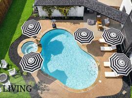 Elegant 5BR Pool House with Cinema Fire Pit and Games, hotel v destinaci Keller