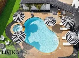 Elegant 5BR Pool House with Cinema Fire Pit and Games