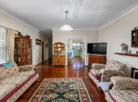 Albert Road Cottage - late art deco 3 bedroom house and caravan