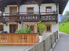 Chalet Anna with mountain view, hotel i Bruck am Ziller