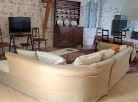 Maison médiévale 15ème siècle dans village historique d'Hérisson - FR-1-489-29, hôtel à Hérisson