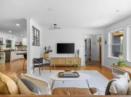 Bayside Bungalow: West Bay Views Minutes to TC