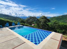 Hermosa casa privada con piscina infinita y WiFI, hotel a Tocaima