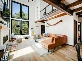 Cedar Haus Modern Family Haven w Game Room Hot Tub EV Charger Fully Fenced Yard Dogs OK