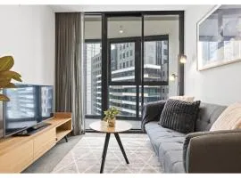 Comfy & Stylish 2BR Apt next to Crown w City Views