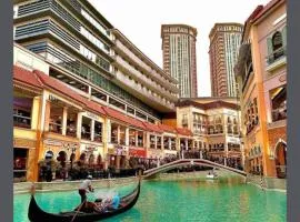 BGC, Luxe McKinley Condo at Venice Residences, Free Parking and WiFi