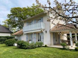 Charming villa in Nernier, quiet area, garden, Hotel in Nernier