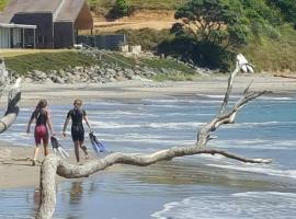 Kiwi bach at a secluded Northland East Coast beach, Hotel in Pataua
