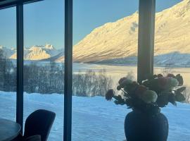 LyNora - Luxury Northern Lights Lodge with Jacuzzi & Lyngen Alps view, hotel 