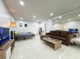 High-Rise 2BR 2Bath Near BTS Family Stay