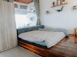 Nhà Bên Đồi, hotel i Ấp Man Ling