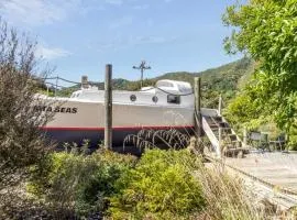 Tata Sails - 200m walk to beach