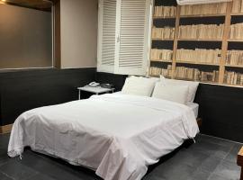 Sixty Hotel, Hotel in Samgong