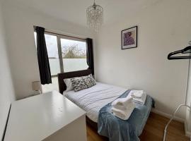 Spacious 4-Bed Home in Ascot, hotel u gradu 'Ascot'