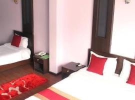 The Green Plaza Lodge, viešbutis mieste Dhangarhi