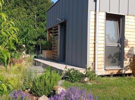 écolodge de charme au cœur d'un cadre arboré, hotel a Enval