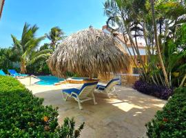 Elegant 1-bedroom apartment 3 km from Eagle beach, hótel í Noord
