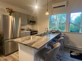 Shediac Beach Cottage- Pointe du Chene 2 Bedroom, hotell i Pointe-du-Chêne