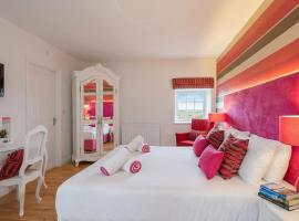 Bamburgh - Sleeps 8 - 3 Bedrooms 2 Bathrooms - Secure Garden - Dogs Stay For Free - Stunning Beach Walks and Views - Log Fire - Outdoor Seating and Eating - Off Street Parking - Quiet Rural Location - Fast Wifi, Hotel in Bamburgh