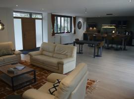 Maison entière, 5 couchages, avec grand espace salon cuisine de 80m2 à quelques minutes des plages de la Dordogne, hotel din Pinsac