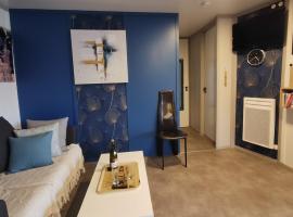 Chalet in Pont L'Abbé near Ile Tudy، فندق في بونت لآبي