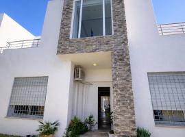 4 Bedroom Mega Mansion With Infinity pool, Hotel in La Soukra