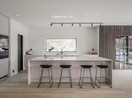 Architect-Designed Luxury Villa with Pool & Sauna, Hotel in Gribbylund