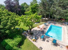 B&B HOTEL Lyon Nord 4 étoiles, מלון בדרדילי