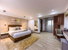 Blue Orange Hotel and Towers، فندق في Shomolu