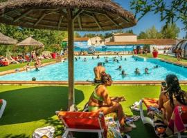 ZEcamping 4 500m plage piscine couverte animaux acceptés club enfant, Hotel in Sérignan