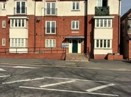 Two Bedrooms Two Bathrooms and Private Parking Rugby