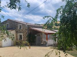 Saint-Sylvestre에 위치한 호텔 Gîte Le 1935 Évasion en Ardèche, au cœur de la campagne, idéal pour balades à vélo et moto