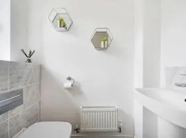 Modern 4BR Home - Free Parking - Sleeps 6 - Garden