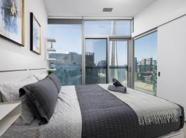 A Welcoming Modern 2 Bedroom Condo Great City Views in Downtown Toronto, khách sạn ở Toronto