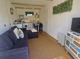 Lovely garden cabin, hotel i Luton