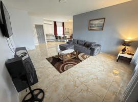 Family-Friendly Home in Quiet Suburb, hotel a Landsboerderij