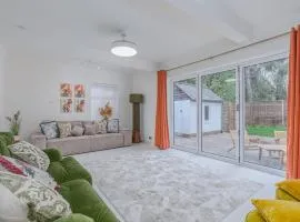 Modern 2-Bed Sleeps 5 Free Parking and Wifi near Stansted and London