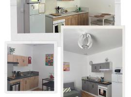 Votre chez-vous - 1 à 3 logements entièrement équipés - parking privé, отель в городе Damparis