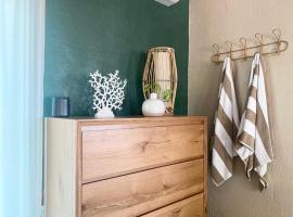 Jungle Hut - RARE absolute beachfront!, hotel v destinaci Dundee Beach