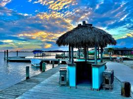 Snug Harbor Marina and Resort, готель у місті Чинкотіг