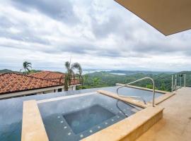 Casa Encanta del Pacifico Oceanview Pool Estate, hotel i Sardinal