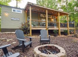 MOUNTAIN ABODE TINY HOUSE, hotel en Murphy