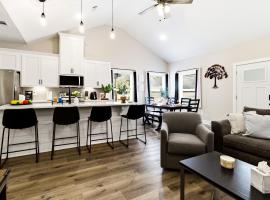 New Pine Mountain Townhome with Fenced Yard, hotel u gradu Pajn Mauntin