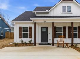 Stylish New Home Near Downtown Pine Mountain, hotel u gradu Pajn Mauntin
