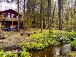Hot Tub, Dock, Pool Table! Lakefront Poconos Haven, viešbutis mieste White Haven