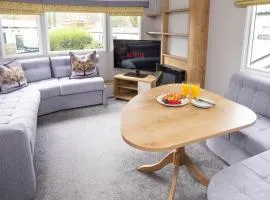 Lakeside Cabin - Parking, Dog Friendly, WiFi, Walk to Town